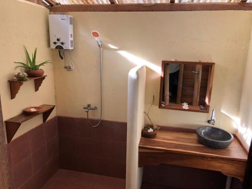 Harry's Ocean House Pacitan tesisinde bir banyo