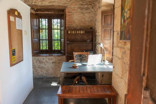 La Casona de Hermosa في Hermosa: غرفة بها مكتب خشبي مع مصباح وكرسي