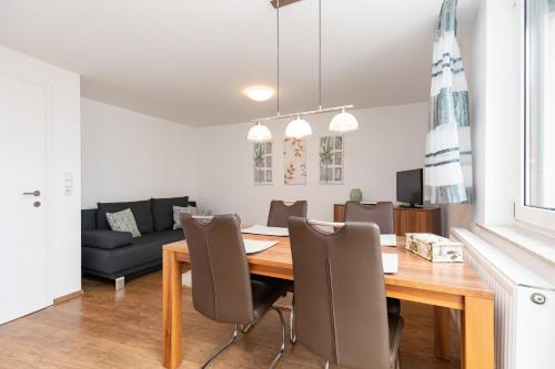 a dining room and living room with a table and chairs at Weingut-Ferienwohnung Münzenrieder in Apetlon