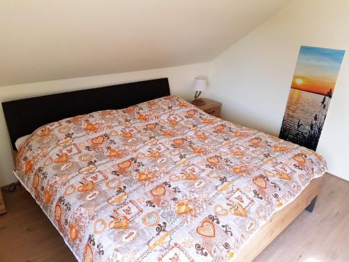1 cama con edredón en un dormitorio en Am Sielblick, en Ditzum