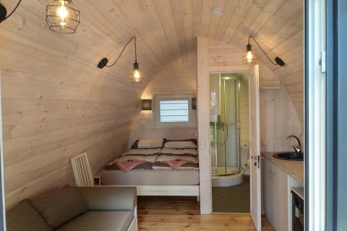 1 dormitorio con 1 cama en una habitación pequeña en Natur Camp Birštonas en Birštonas