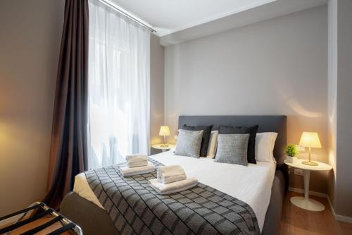 Un dormitorio con una cama con almohadas y una ventana. en San Marco Boutique by Wonderful Italy, en Venecia