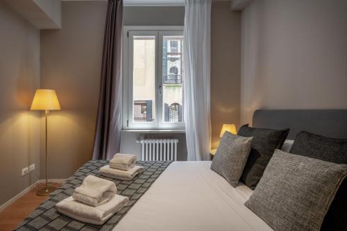 Un dormitorio con una gran cama blanca con ventana. en San Marco Boutique by Wonderful Italy, en Venecia