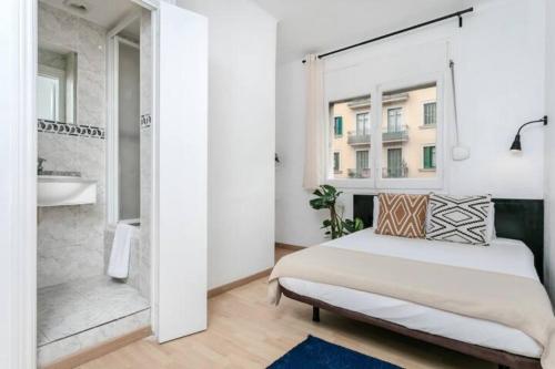 A bed or beds in a room at Centric Apartments Paseo de Gracia