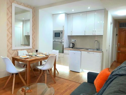 A kitchen or kitchenette at Comfortable and beautiful apartment In the center PH317