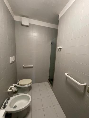 łazienka z toaletą i umywalką w obiekcie Punta Ala Flat w mieście Punta Ala