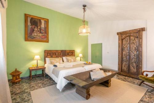 - une chambre avec un lit et un banc dans l'établissement Villa Zalea Real -SUPER ideal Grupos, Piscina !, à Pizarra