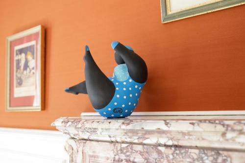 a blue vase sitting on top of a table at Château Hôtel Edward 1er in Monpazier