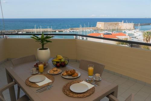 stół z jedzeniem i widokiem na ocean w obiekcie Koules Sea View City Apartment w Heraklionie