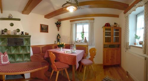ein Esszimmer mit einem Tisch und Stühlen in der Unterkunft Haus Waidmannsglück in Bischofswiesen