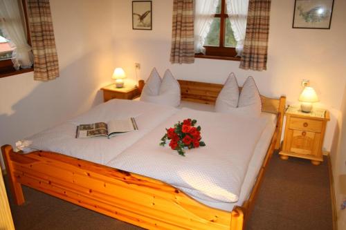 ein Schlafzimmer mit einem Bett mit Blumen darauf in der Unterkunft Haus Waidmannsglück in Bischofswiesen