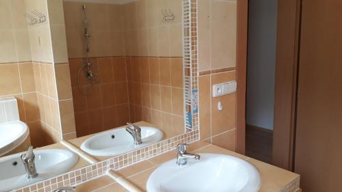 a bathroom with two sinks and a shower at Prázdninový dům Bezkov u Znojma in Bezkov