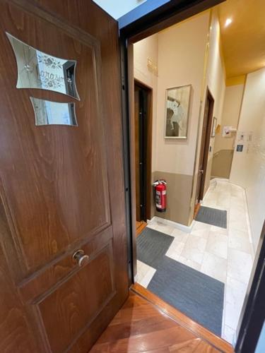 a hallway with a wooden door and a hallway with a fire hydrant at Cà dell'arte Suite in Venice