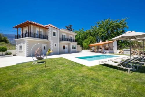 willa z basenem i domem w obiekcie MM Villa w Chanii