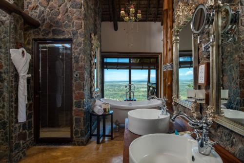 Koupelna v ubytování Lake Manyara Kilimamoja Lodge