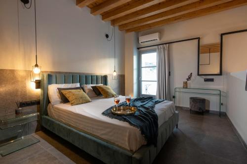 Postel nebo postele na pokoji v ubytování Lindos Serenity Suites