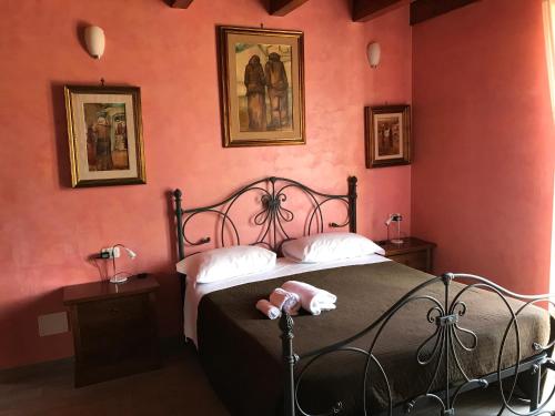 a bedroom with a bed in a room with pink walls at Villa Scotillo Boutique Hotel in Agropoli