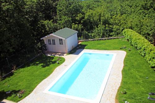 vista sul tetto di una piscina in un cortile di Villa Lente a Polje