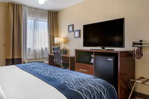 Μια τηλεόραση ή/και κέντρο ψυχαγωγίας στο Comfort Inn Warren