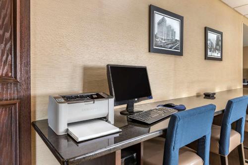 Μια τηλεόραση ή/και κέντρο ψυχαγωγίας στο Comfort Inn Warren