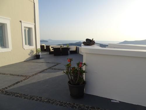 a balcony of a building with a view of the ocean at NEOKLASSIKO KOUKOULI in Fira