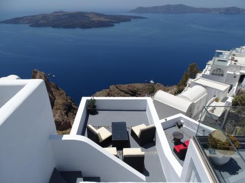 a view of the ocean from the balcony of a building at NEOKLASSIKO KOUKOULI in Fira