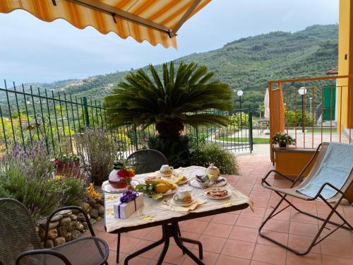 un tavolo con del cibo sopra in un patio di Agriturismo Benza a Imperia