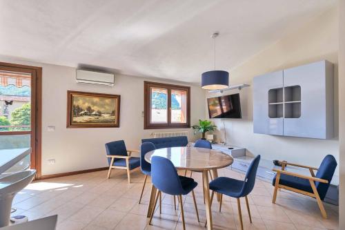 - une cuisine et une salle à manger avec une table et des chaises dans l'établissement ApartmentsGarda - Casa Eline, à Garde