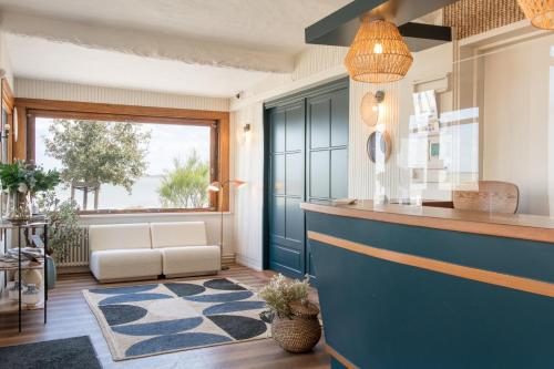 a living room with a blue counter and a window at Le Homard Bleu in Saint-Trojan-les-Bains
