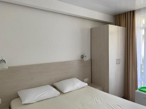 ラザレフスコエにあるGuest House Evaのベッドルーム1室(白い枕2つ付きのベッド1台付)