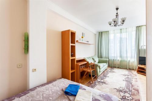 モスクワにあるApartLux Novoarbatskaya Superior 2のベッドルーム1室(ベッド1台、デスク、ソファ付)