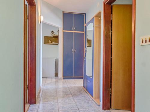 einen Flur mit blauen Türen und Fliesenboden in der Unterkunft Apartment in Medulin with Terrace, Air conditioning, Wi-Fi (4634-5) in Medulin