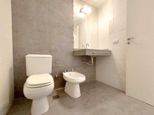 a bathroom with a toilet and a sink at Depto Mancora in Rosario