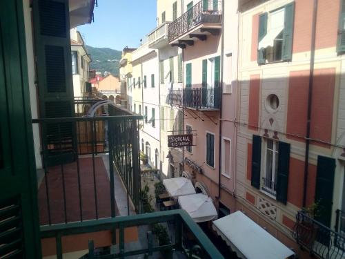 una vista da un balcone di un edificio di Centro Spotorno-Melting Pot a Spotorno