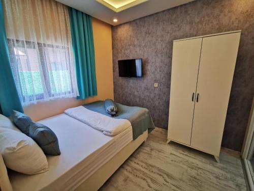 1 dormitorio pequeño con 1 cama y armario en Kuloğlu Otel ve Restoran, en Uzungöl