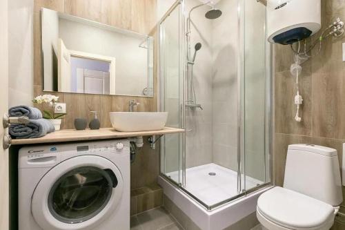 La salle de bains est pourvue d'un lave-linge et d'une douche. dans l'établissement ARRIVAL на ул.5-ая Дорожная, à Yuzhnyy