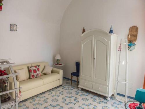 salon z kanapą i szafką w obiekcie Casa Annarella w mieście Vietri sul Mare