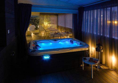 IDILLIO YOUR LUXURY ROOMS في بيسكارا: حمام مع حوض أزرق في الغرفة