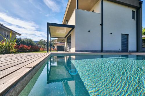 Bazén v ubytování ApartmentsGarda - Aurora Deluxe nebo v jeho okolí