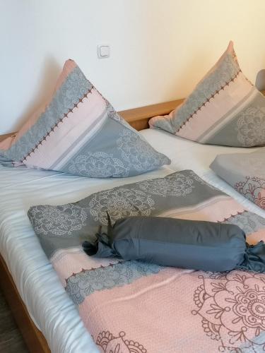 2 camas con almohadas una encima de la otra en Landgasthof Fischer, en Lichtenfels