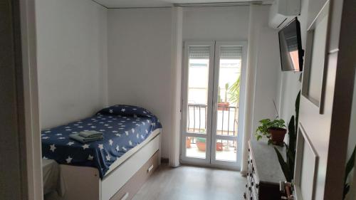 ガンディアにあるDormitorios piso Gandiaの小さなベッドルーム(ベッド1台、バルコニー付)