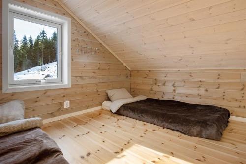 Säng eller sängar i ett rum på Tiny mountain cabin with a panoramic view