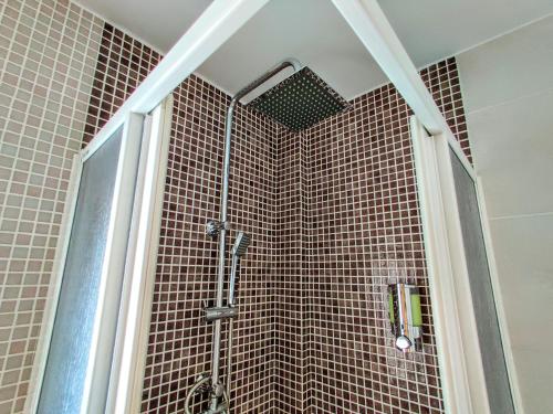 una ducha con puerta de cristal en un baño en Villa Laguna - your duplex in the sun!, en Vera