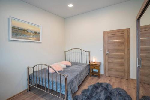 Säng eller sängar i ett rum på Homely Krevės apartment by Polo Apartments