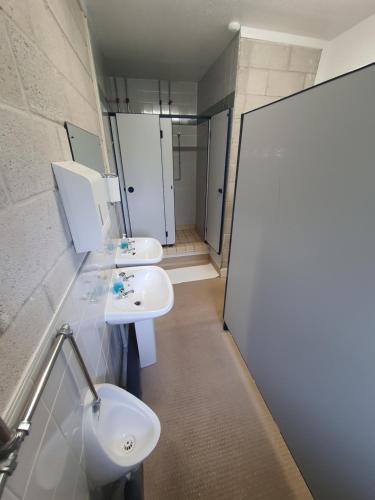 Un baño de Basecamp Wales