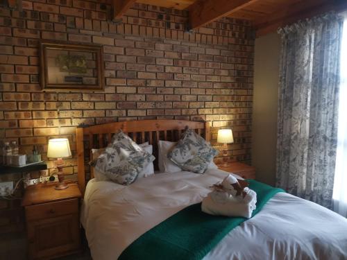 Postel nebo postele na pokoji v ubytování Autumn Breeze Manor Guest House