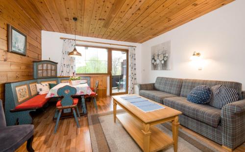 ein Wohnzimmer mit einem Sofa und einem Tisch in der Unterkunft Tyrol Appartements in Ehrwald