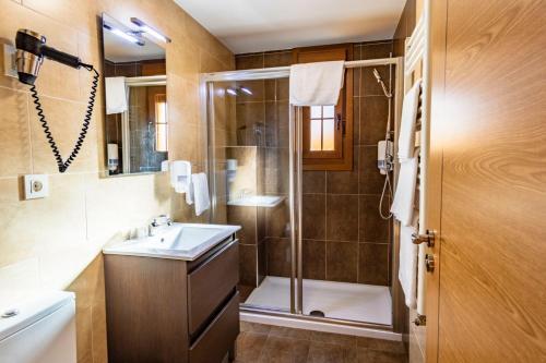 a bathroom with a shower and a sink and a toilet at Complejo Hotelero La Braña in San Isidro