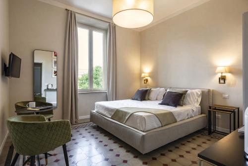- une chambre avec un lit et une grande fenêtre dans l'établissement Villa La Tuia B&B, à Lucques