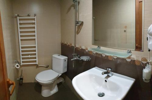 La salle de bains est pourvue de toilettes blanches et d'un lavabo. dans l'établissement Ego Guest House, à Belogradchik